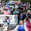 Bajo el sol, centenares de maestros macharon ayer por la avenida Santander en Manizales. De sombrero, el presidente de Educal, Juan Carlos Martínez. 