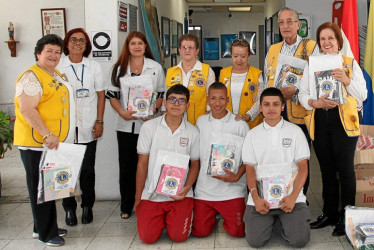 Foto | Argemiro Idárraga | LA PATRIA Miembros del Club de Leones Manizales Monarca, durante la entrega de los paquetes escolares.